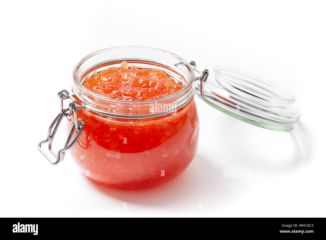 Frische und köstliche Quitten Marmelade in einem offenen Glas Glas. Stockfoto