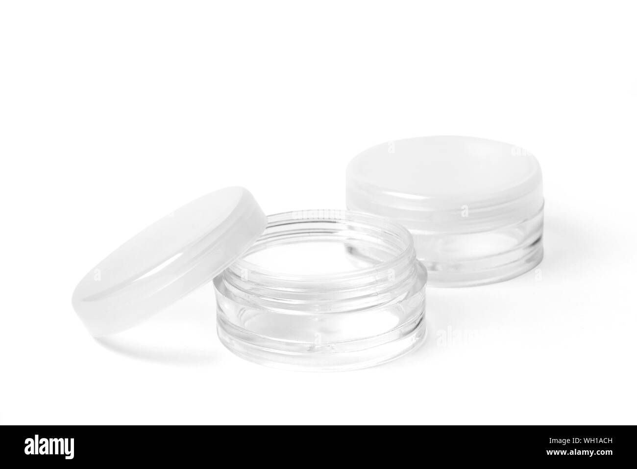 Zwei kleine leere farblos transparenten Kunststoffbehälter für kosmetische Produkte. Bild mit Freistellungspfaden. Stockfoto