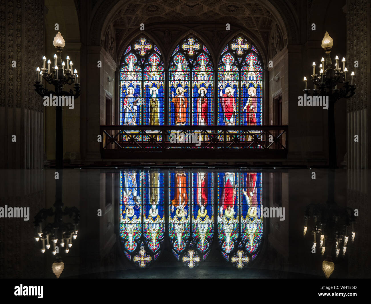 Dreux, Frankreich, 30. April 2019: künstlerische Glasfenster, die in den Deckel einer Glasvitrine in der Königlichen Kapelle Saint Louis reflektiert werden Stockfoto