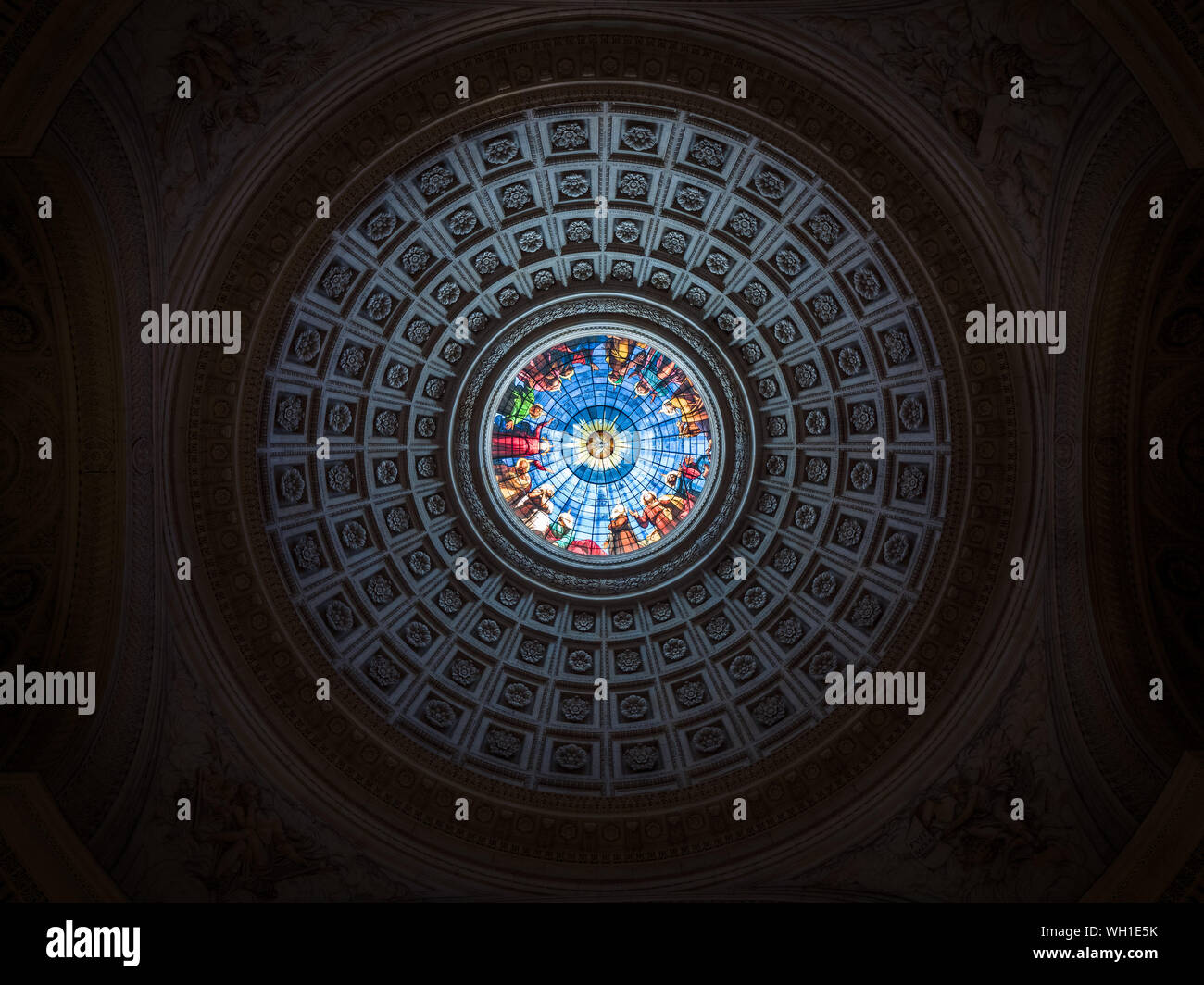 Dreux, Frankreich, 30. April 2019: künstlerische Glasfenster im Umlauf Deckenkonstruktion in die Königliche Kapelle Saint Louis, Dreux, Frankreich Stockfoto