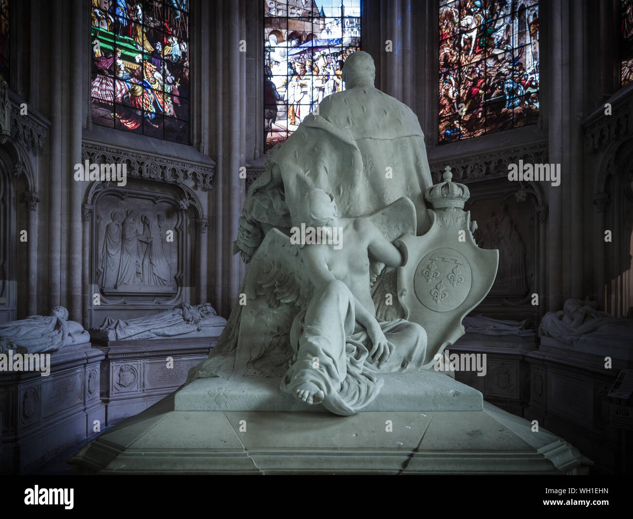 Dreux, Frankreich, 30. April 2019: Rückseite einer grossen Skulptur mit Engel innerhalb und mit kunstvollen Glasfenster im Hintergrund der Kapelle Stockfoto