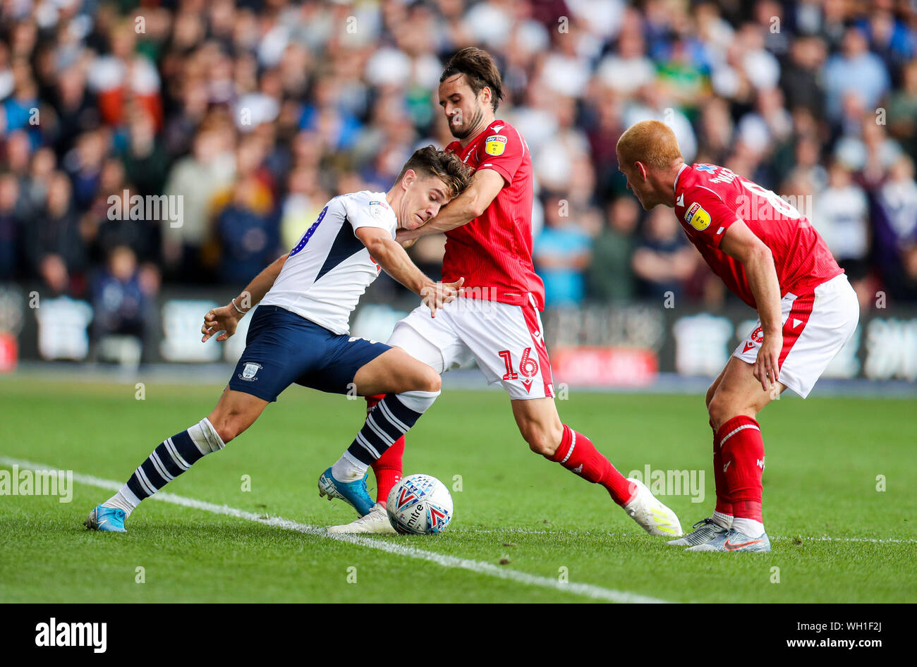 Nottingham Forest Carl Jenkinson und Ben Watson kombinieren Preston North End von Josh Harrop während der Sky Bet Championship Match an der Stadt Boden, Nottingham in Frage zu stellen. Stockfoto