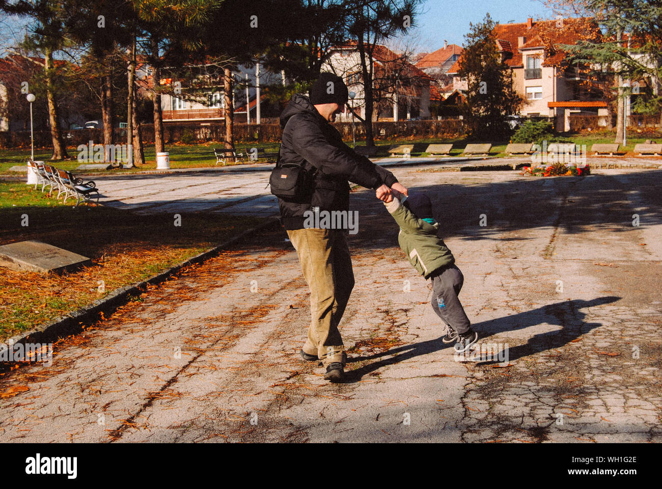 Verspielt Vater und Sohn auf Fußweg Stockfoto