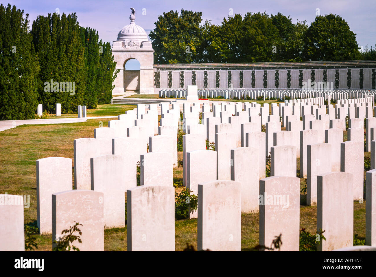 Passendale, Westflandern, Belgien, 12.08.2018: Blick auf den Fluss Tyne Cot Commonwealth Kriegsgräber Friedhof und Denkmal für die Fehlende, Grabstätte für Th Stockfoto
