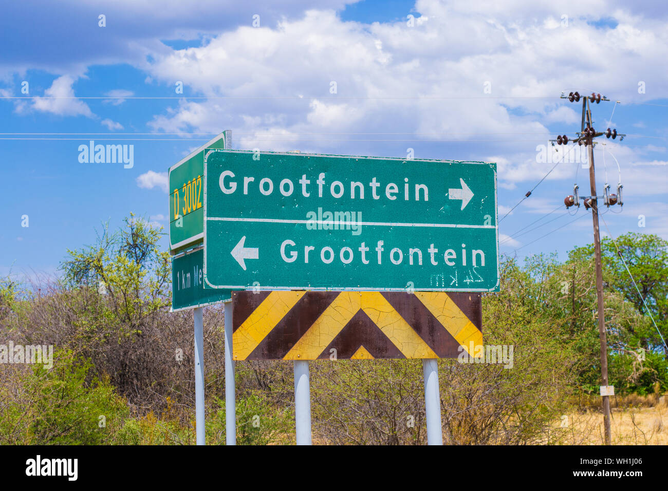 Grootfontein, Namibia, Oktober 2012: Straße Richtung Zeichen nach Grootfontein, zeigen in zwei verschiedene Richtungen. Stockfoto