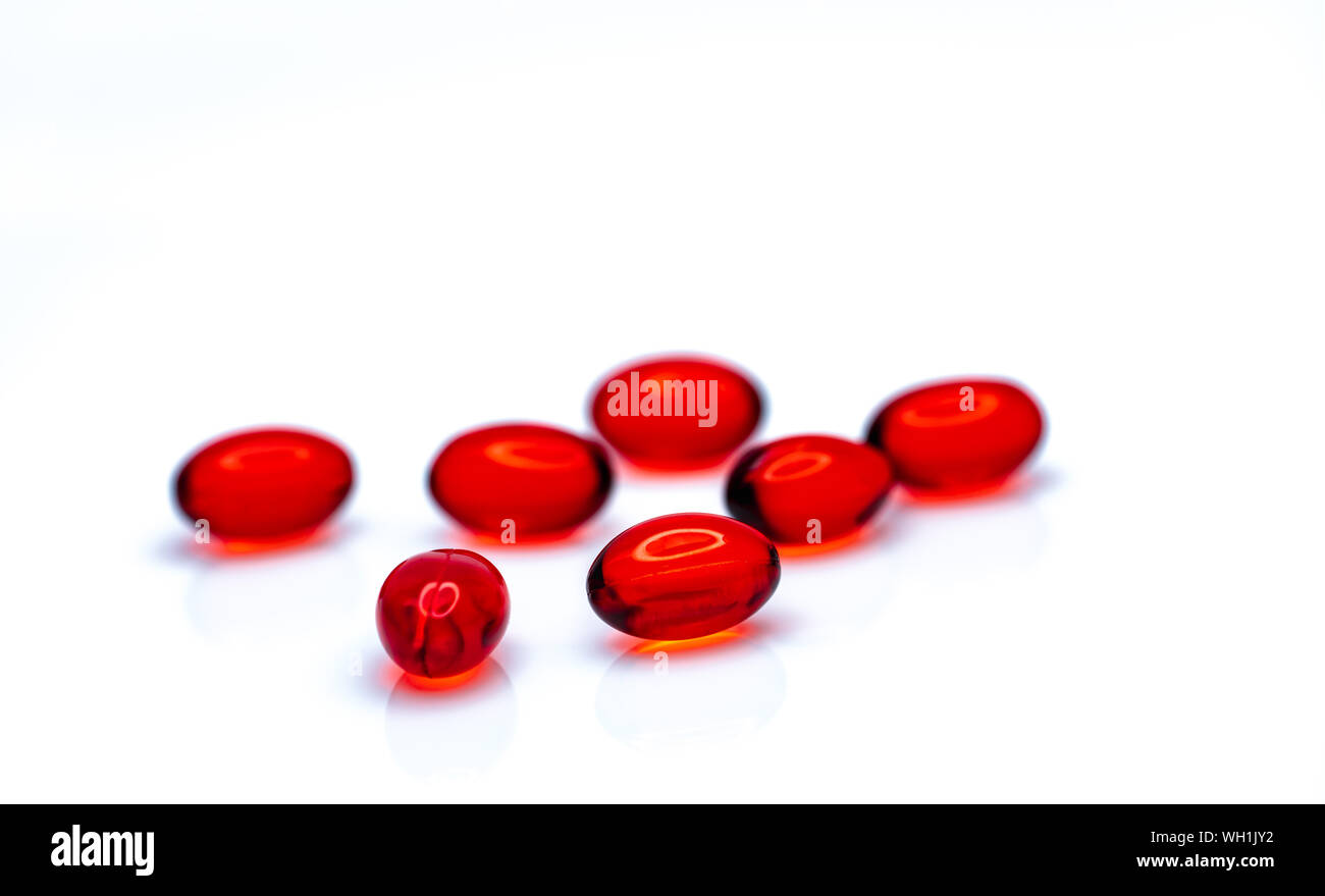 Red Soft Gelkapsel Pillen auf weißem Hintergrund. Stapel von Red soft Gelatine Kapsel. Vitamine und Nahrungsergänzungsmittel Konzept. Pharmazeutische Stockfoto