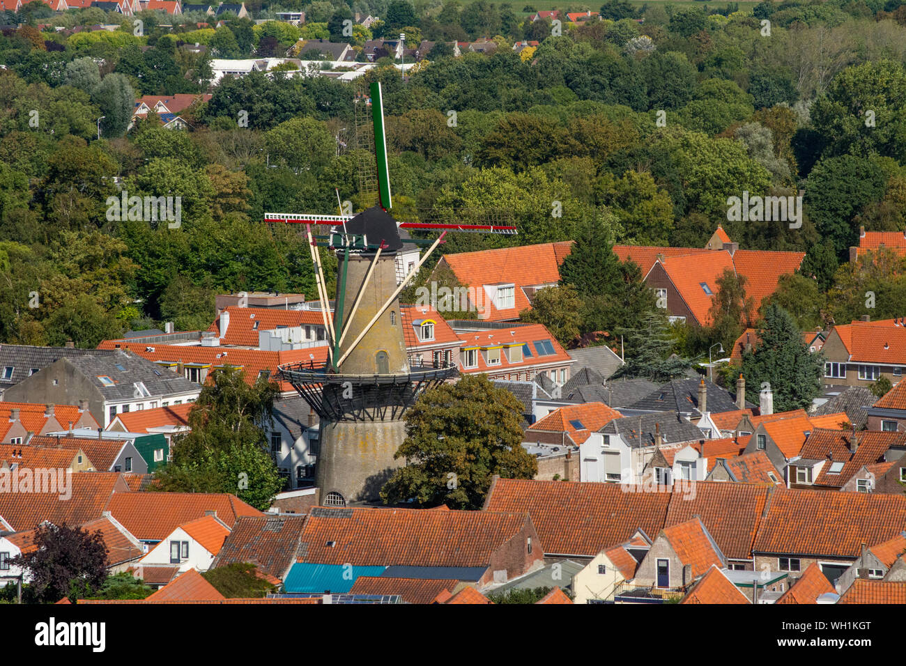 Zierikzee, Zeeland, Niederlande, September 2018: klassisch und altmodisch und typisch holländische Windmühle De Hoop, die sich über die Häuser der Villag Stockfoto