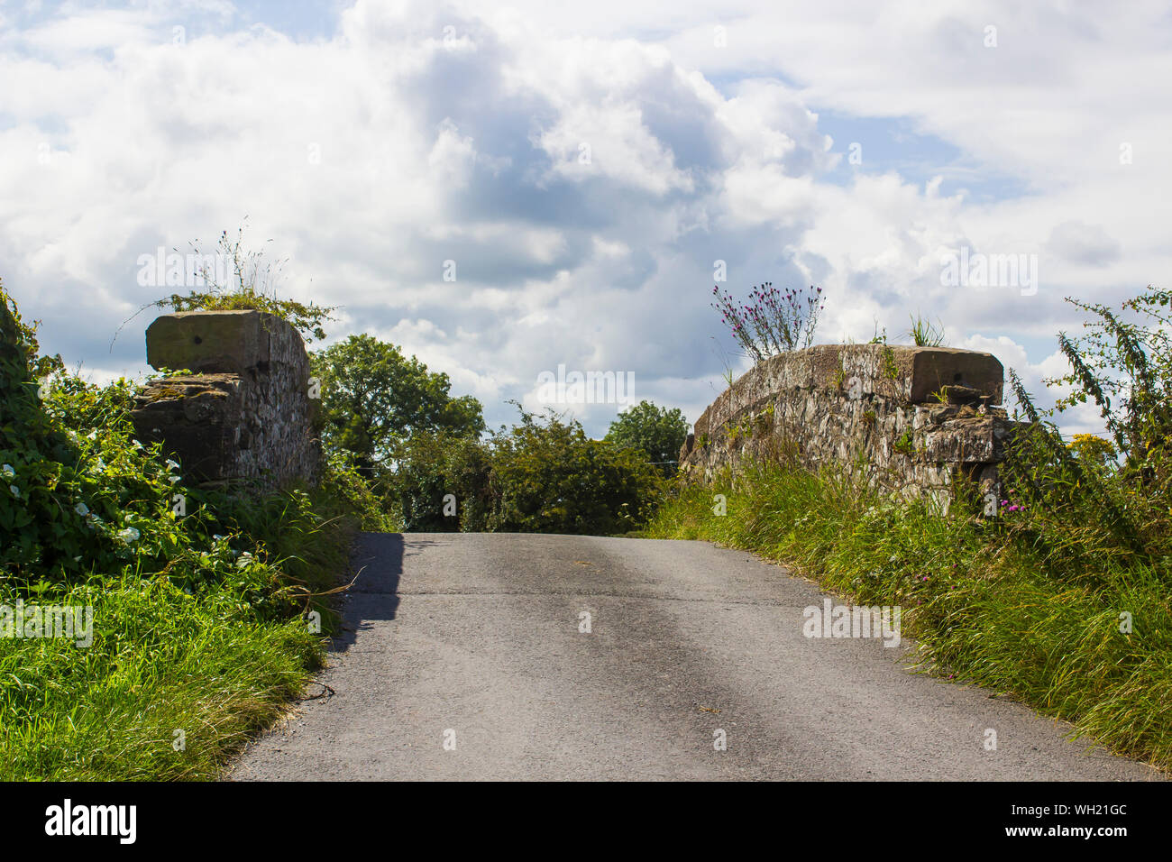 7. August 2019 eine alte Schmalspurbahn Brücke auf der Straße in der Nähe von Cannyreagh Donaghadee in Co unten Nordirland. Ein Teil der alten stillgelegten Schienennetz Stockfoto