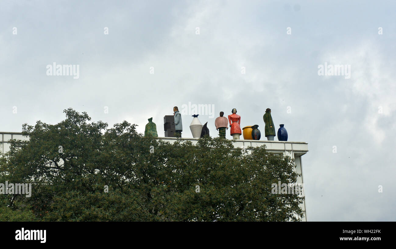 Lübeck, Deutschland - 07. 26. 2015 - Figuren auf dem Dach der Musik- und Kongresszentrum Stockfoto