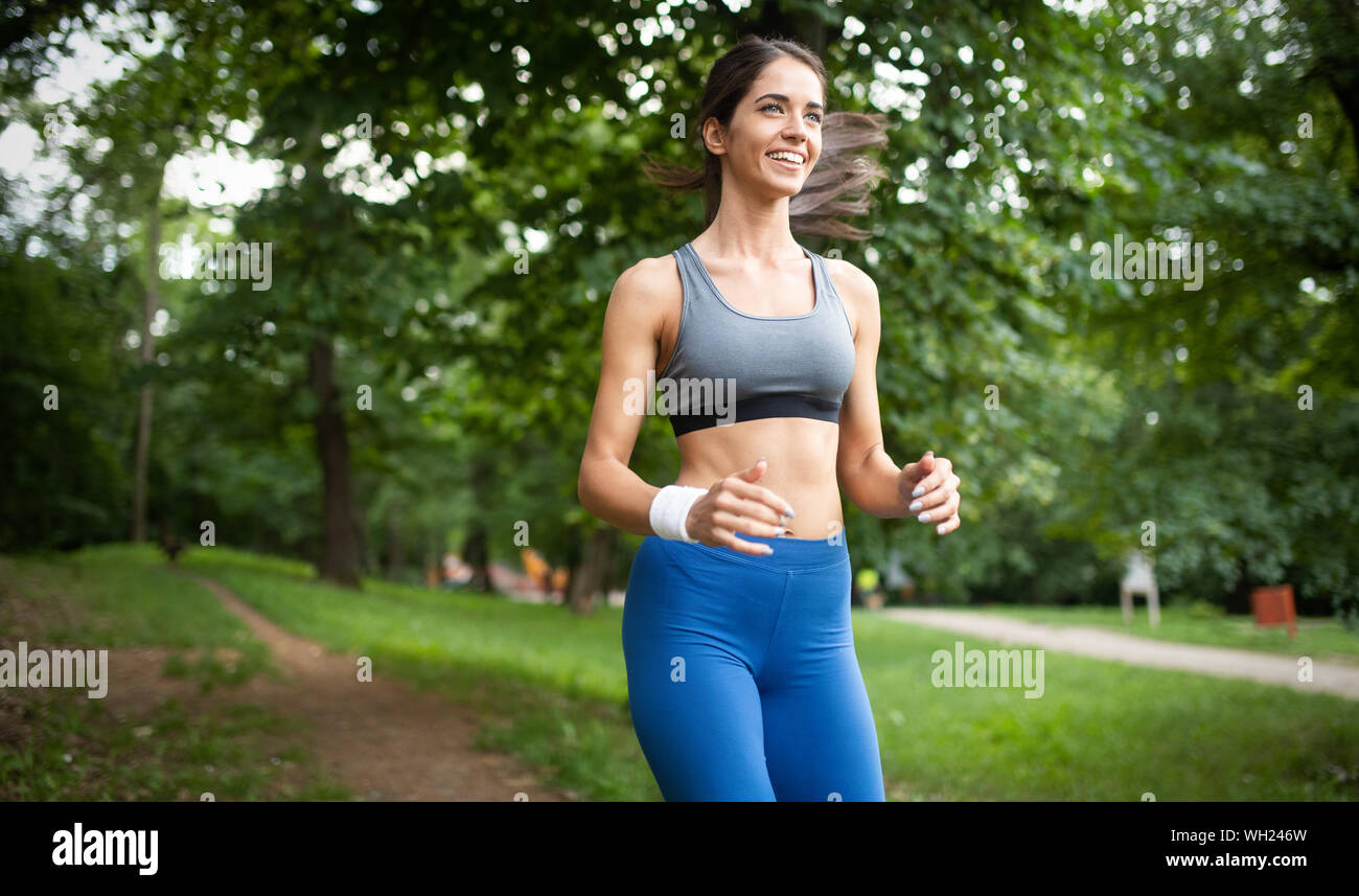 Portrait von athletische Frau ausruhen nach Laufen in der Natur Stockfoto