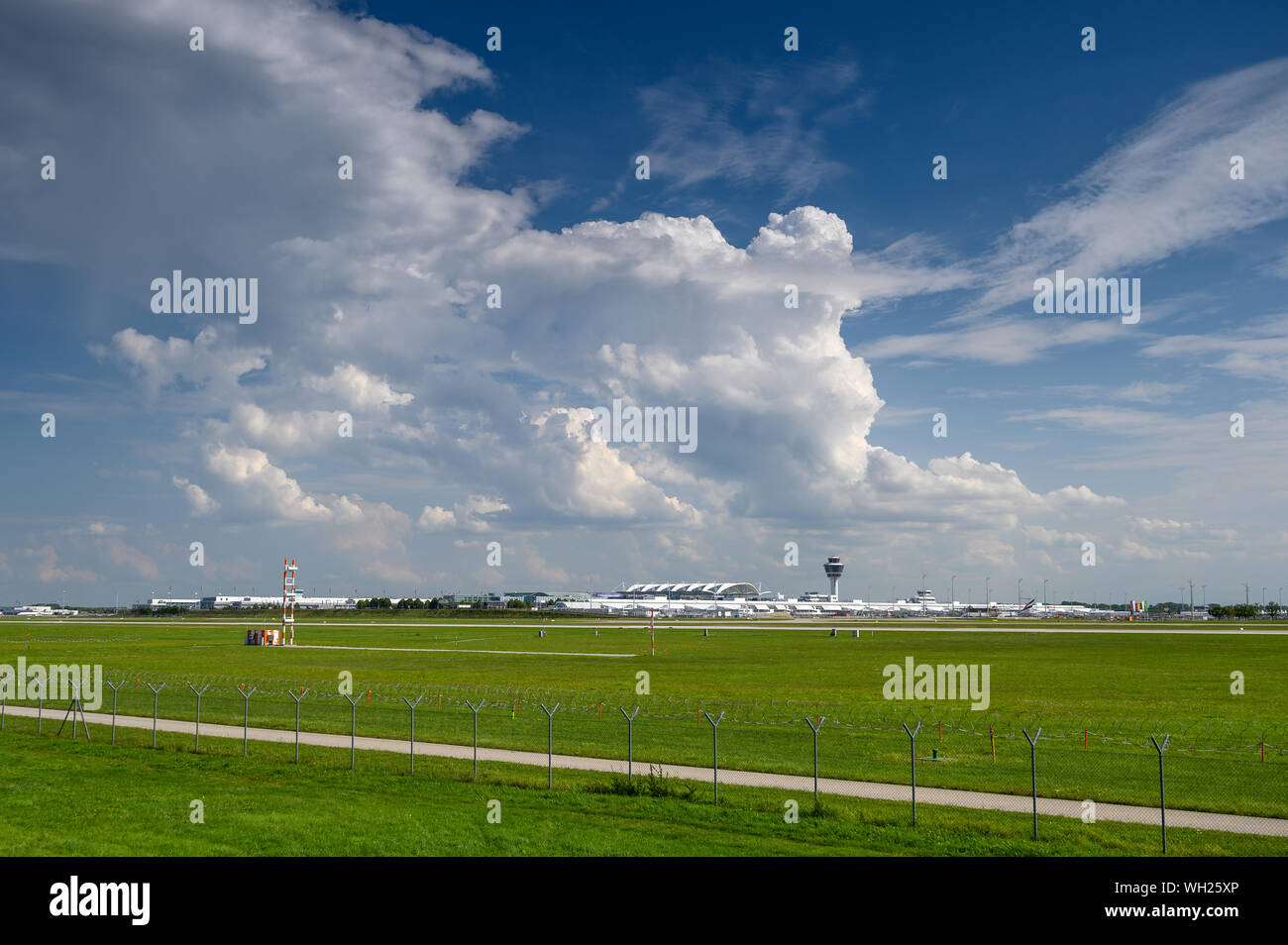 München, Deutschland - 01. September 2019: Blick auf Stift 1 und der Tower des Flughafens München. Im Vordergrund der nördlichen Start- und Landebahn Stockfoto