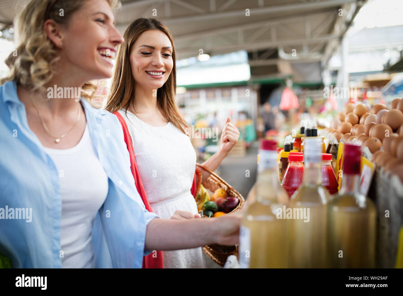 Frau kaufen Obst und Gemüse zu essen. Stockfoto