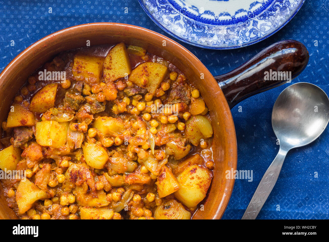 Kichererbsen, Gemüse und Fleisch Curry in earthern ware Kasserolle - Ansicht von oben Foto Stockfoto