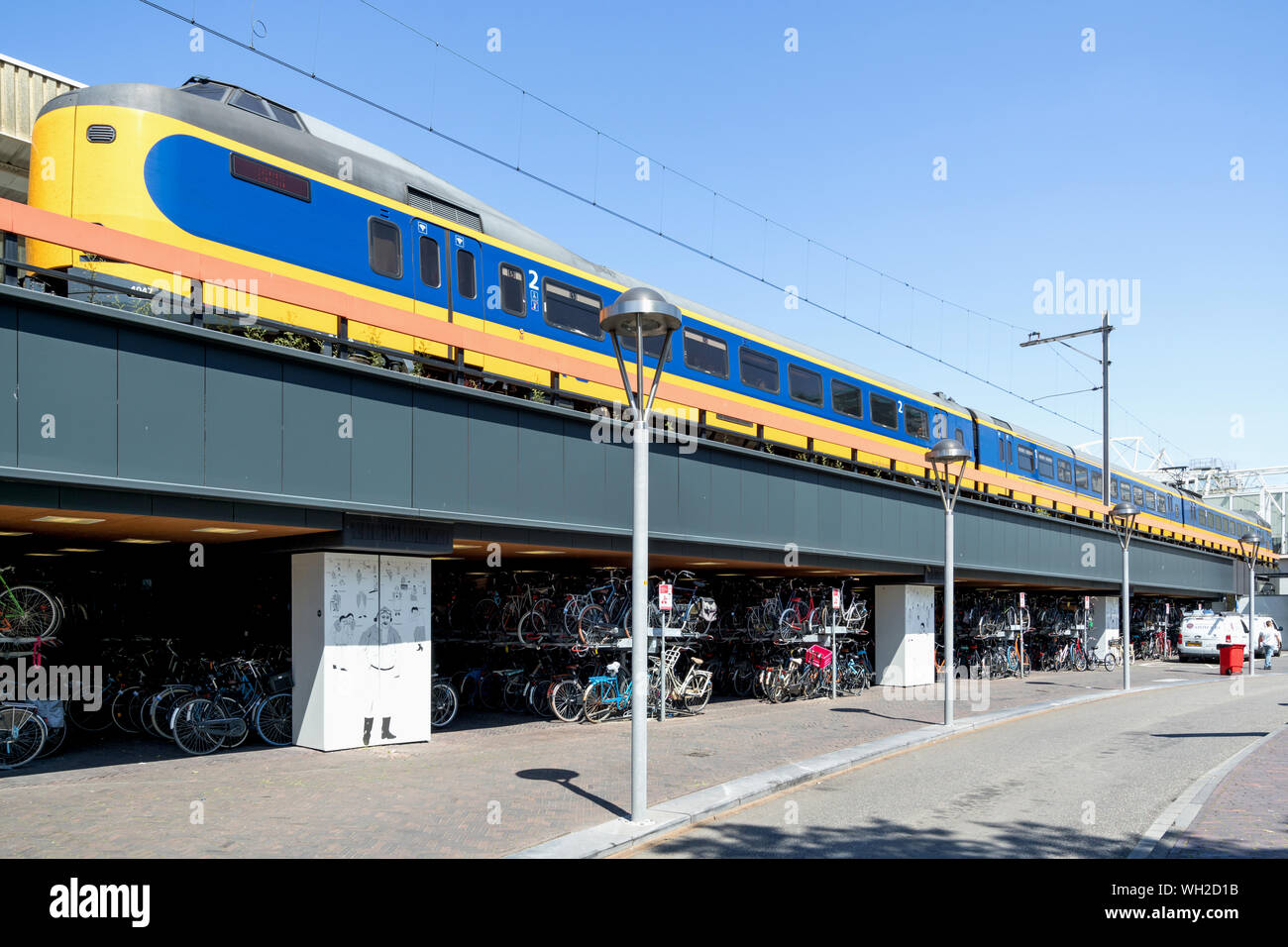 NS Intercity Materieel in Leiden Centraal. Der Intercity Materieel ist eine elektrische Triebzüge vom Typ betrieben durch die Nederlandse Spoorwegen. Stockfoto