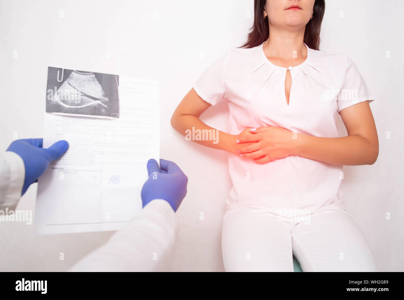Der Arzt untersucht, ein Mädchen, das Patienten mit Schmerzen in der unterrippenbereich Gallenblase. Erkrankung der Gallenblase Cholezystitis und biliäre Dyskinesien, cholecystect Stockfoto