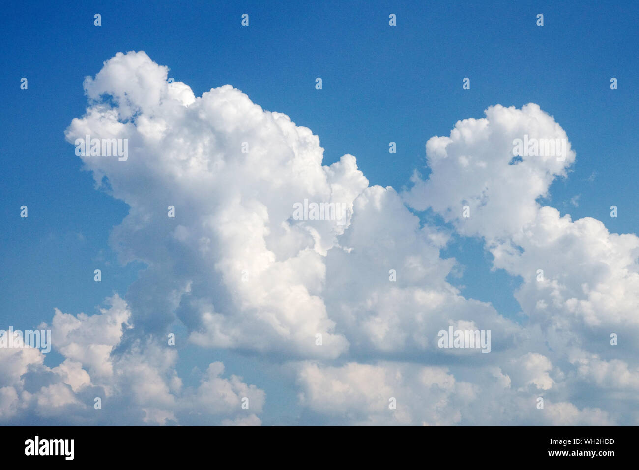 Flauschige weiße Wolken am blauen Himmel, Kumulusbildung Stockfoto
