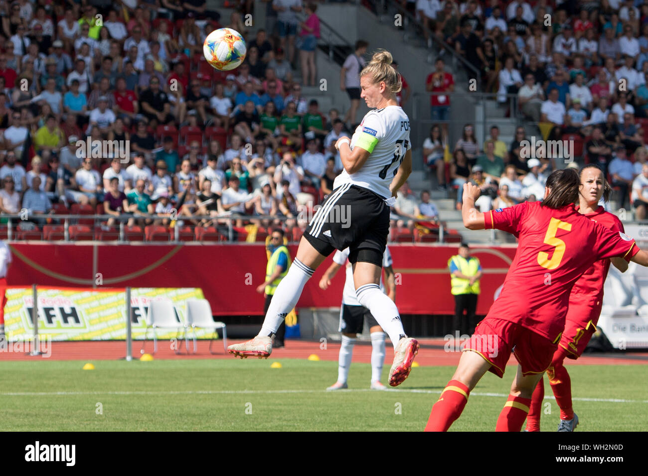 Kassel, Deutschland. 31 Aug, 2019. Alexandra POPP (links, D) leitet den Ball zu 2:0 für Deutschland, Aktion, kv? Pft, Fußball Laenderspiel, Frauen, European Championship Qualifier, Deutschland (GER) - Montenegro (MNE) 10:0, am 31.08 .2019 in Kassel/Deutschland. € | Nutzung der weltweiten Kredit: dpa/Alamy leben Nachrichten Stockfoto