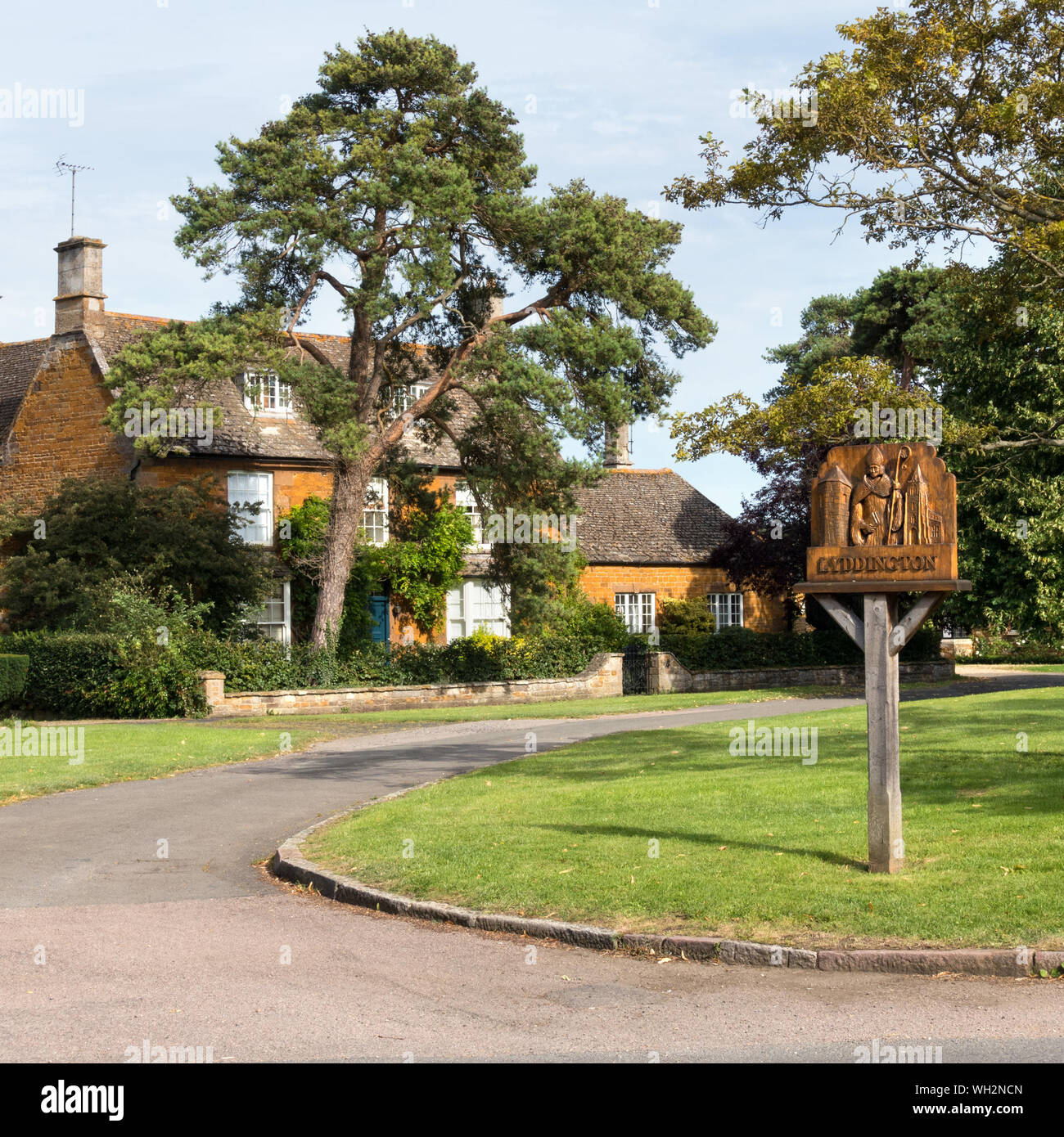 Village Green mit verzierten Eichenholz geschnitzte Ortsschild Lyddington, Rutland, England, Großbritannien Stockfoto