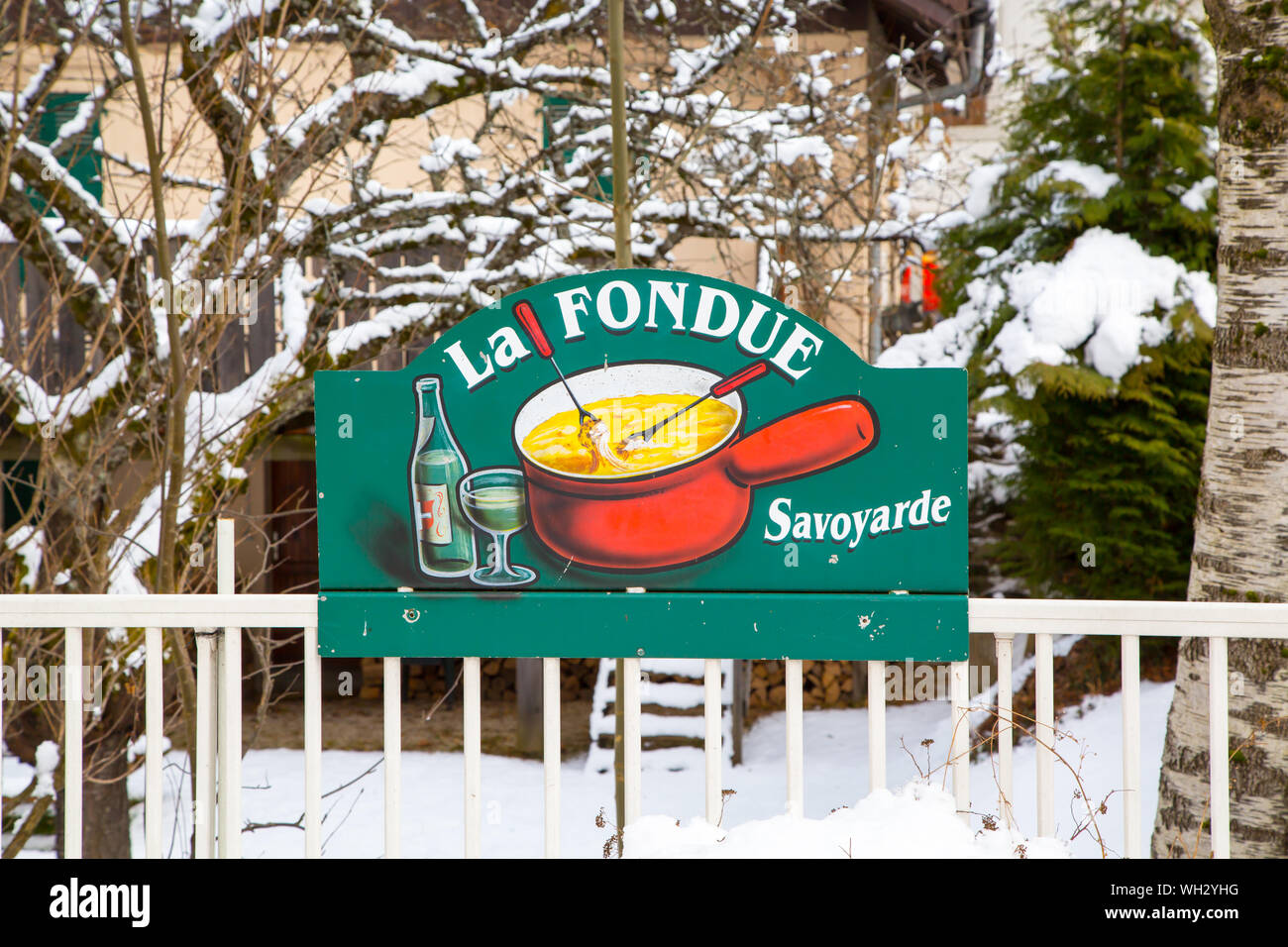 Chamonix, Frankreich - Januar 21, 2015: La Raclette - traditionelle Savoyarde französische Mahlzeit Schild in der Nähe des Restaurant Stockfoto