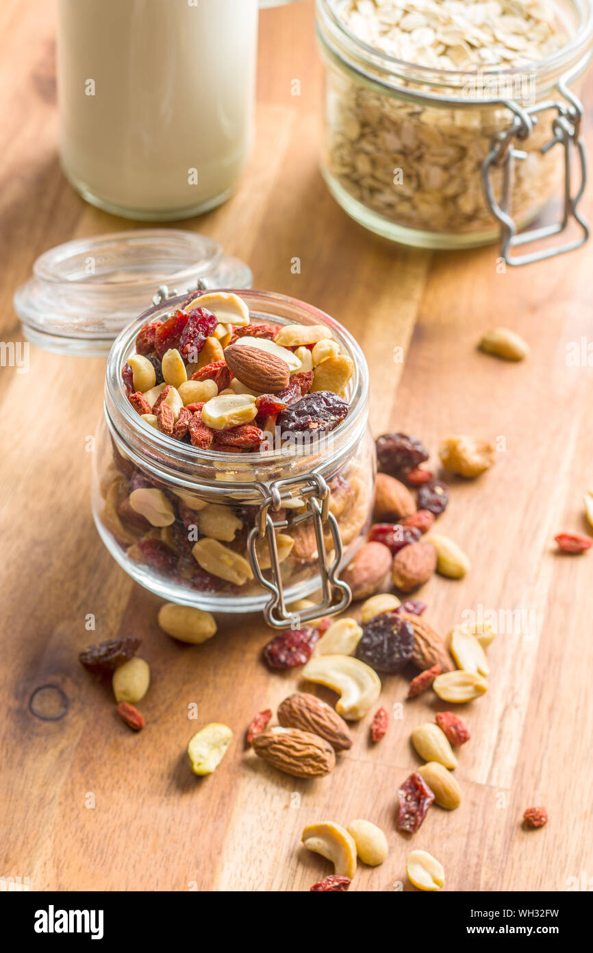 Mix verschiedene Nüsse und Rosinen in jar. Stockfoto
