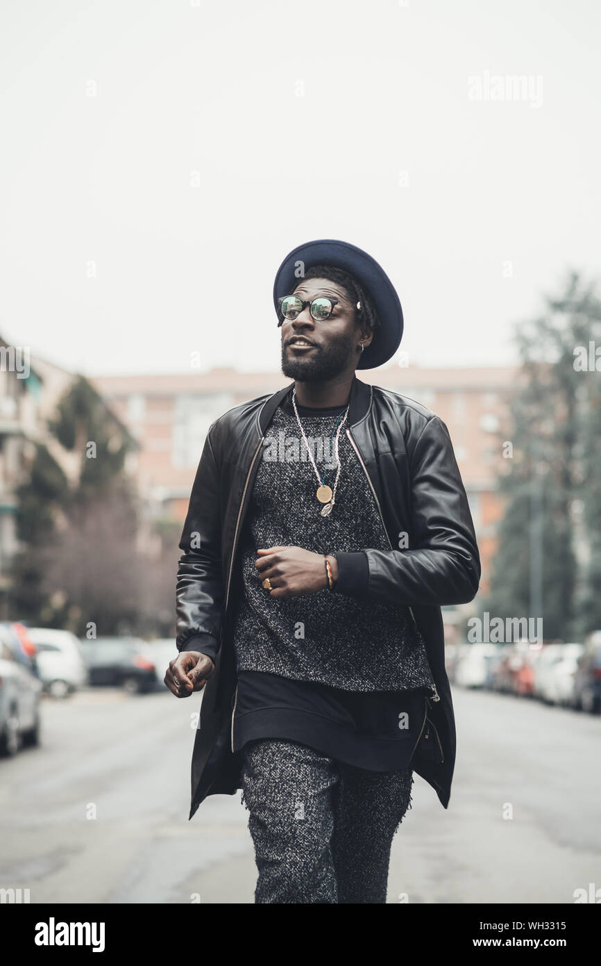 Junge Bartgeier Afrikanischer Mann Draussen Zu Fuss Weg Schauen Swag Street Style Hip Hop Konzept Stockfotografie Alamy alamy