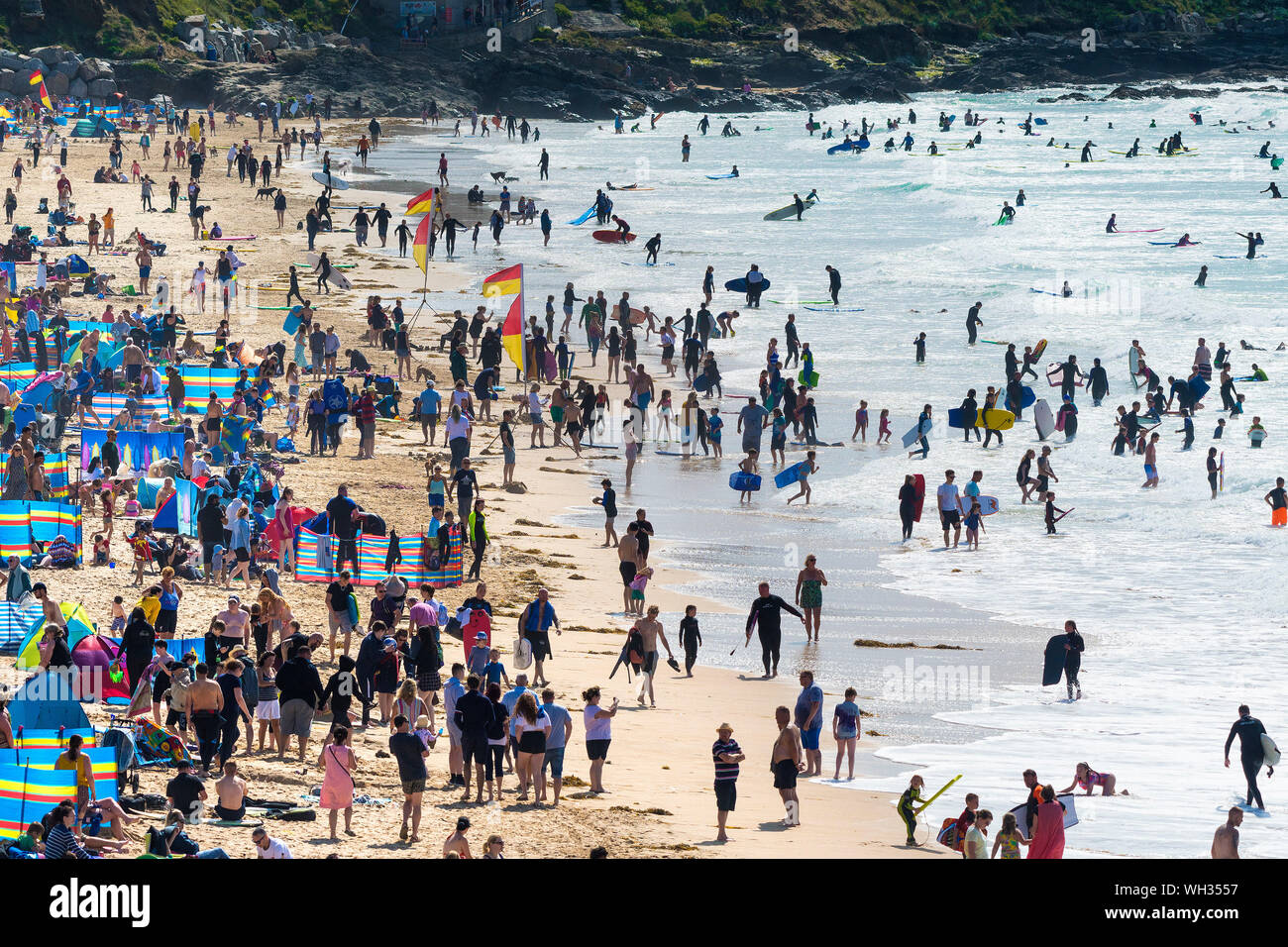 Sehr geschäftigen und überfüllten Fistral Beach in Newquay in Cornwall. Stockfoto