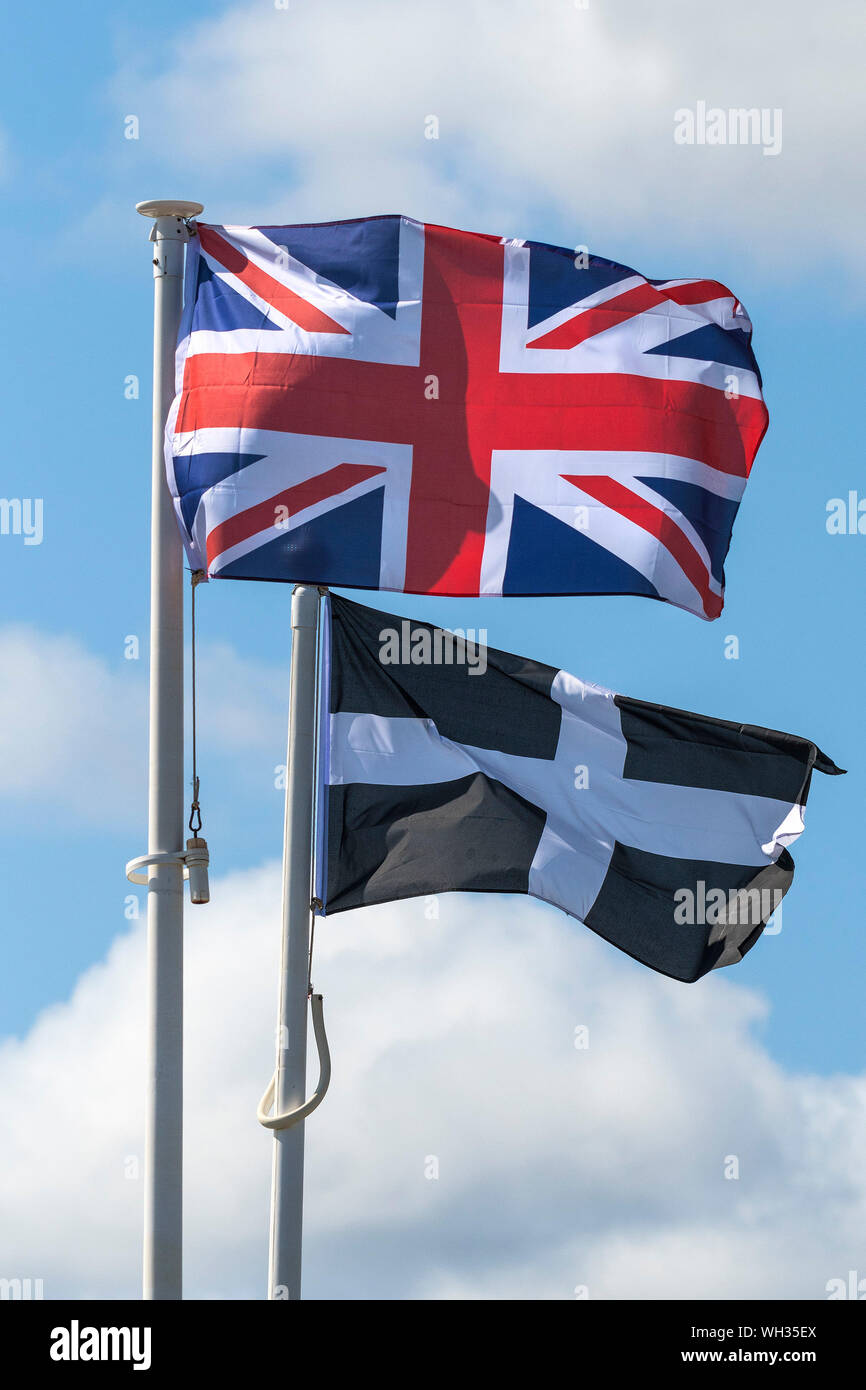 Union Flag und St. Piran Flagge von Flag Pole. Stockfoto