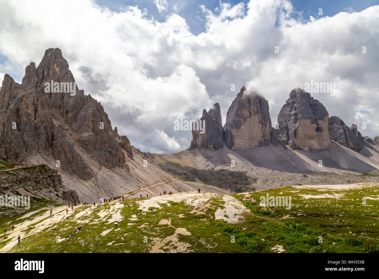 Die drei Gipfel Zinnen, sind drei markanten Gipfeln in Form von Zinnen in den italienischen Regionen Trentino-Südtirol und Venetien entfernt Stockfoto