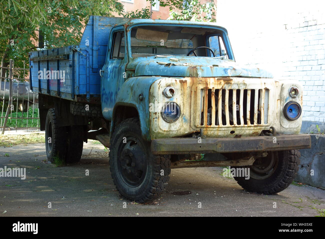 Alt und abgenutzt GAZ 52, eine klassische Russische Light Truck, Vorderansicht Stockfoto