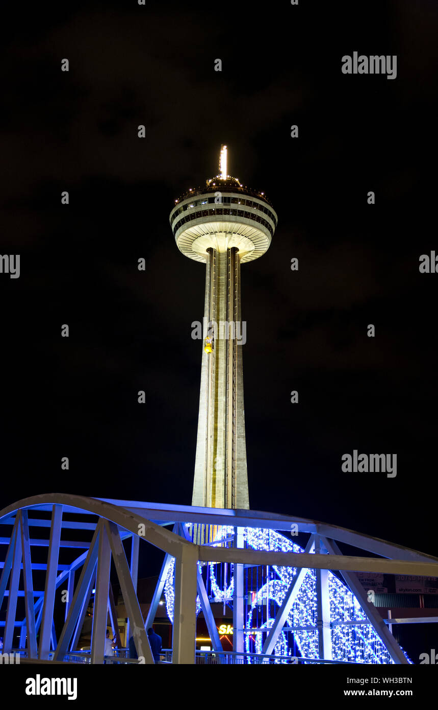 Skylon Tower in Niagara Falls, Ontario, bei Nacht. Stockfoto