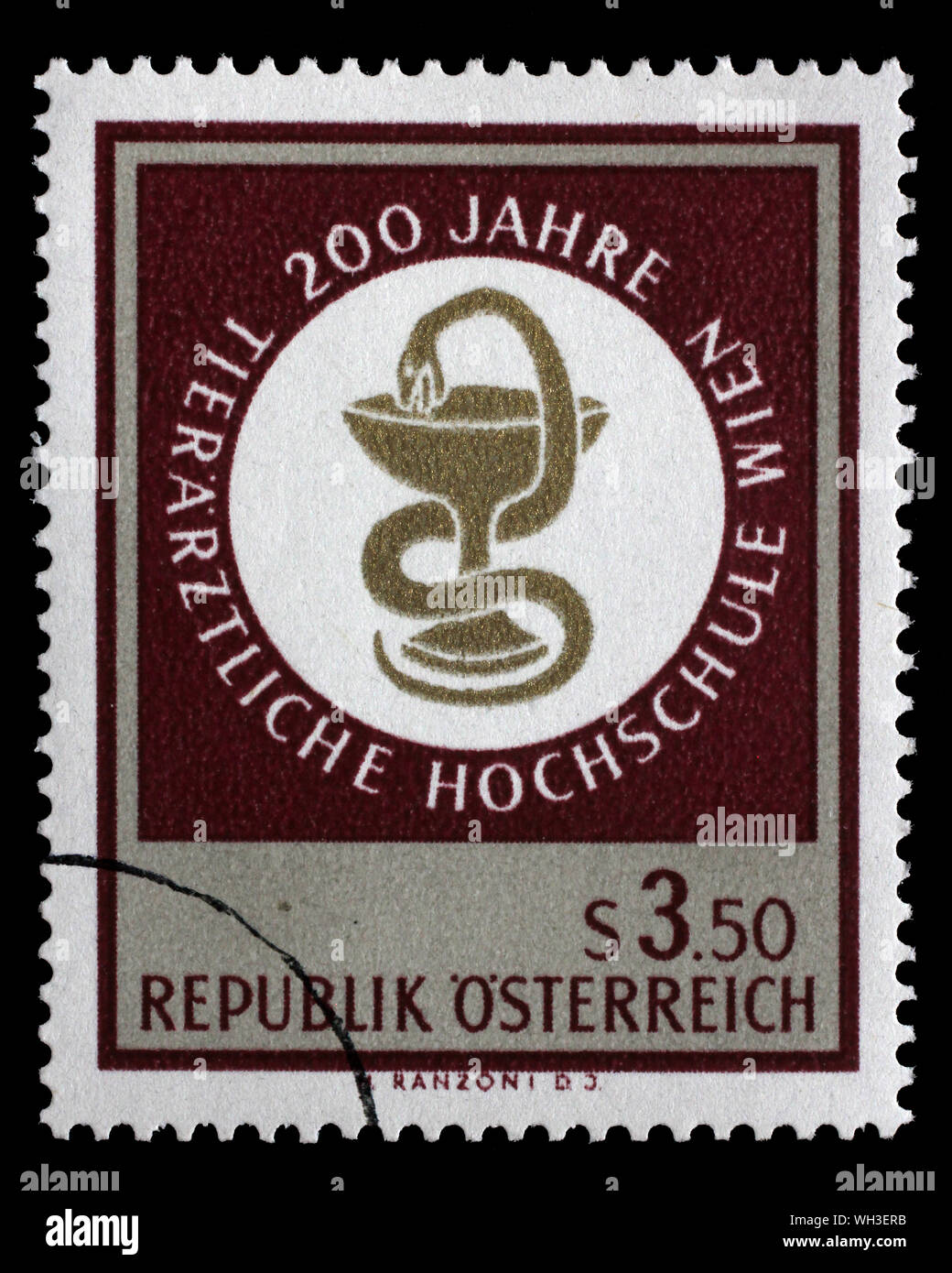 Für die Briefmarke Österreich zeigt Abzeichen der Highschool Tier medizinische Wissenschaft Wien, ca. 1968. Stockfoto