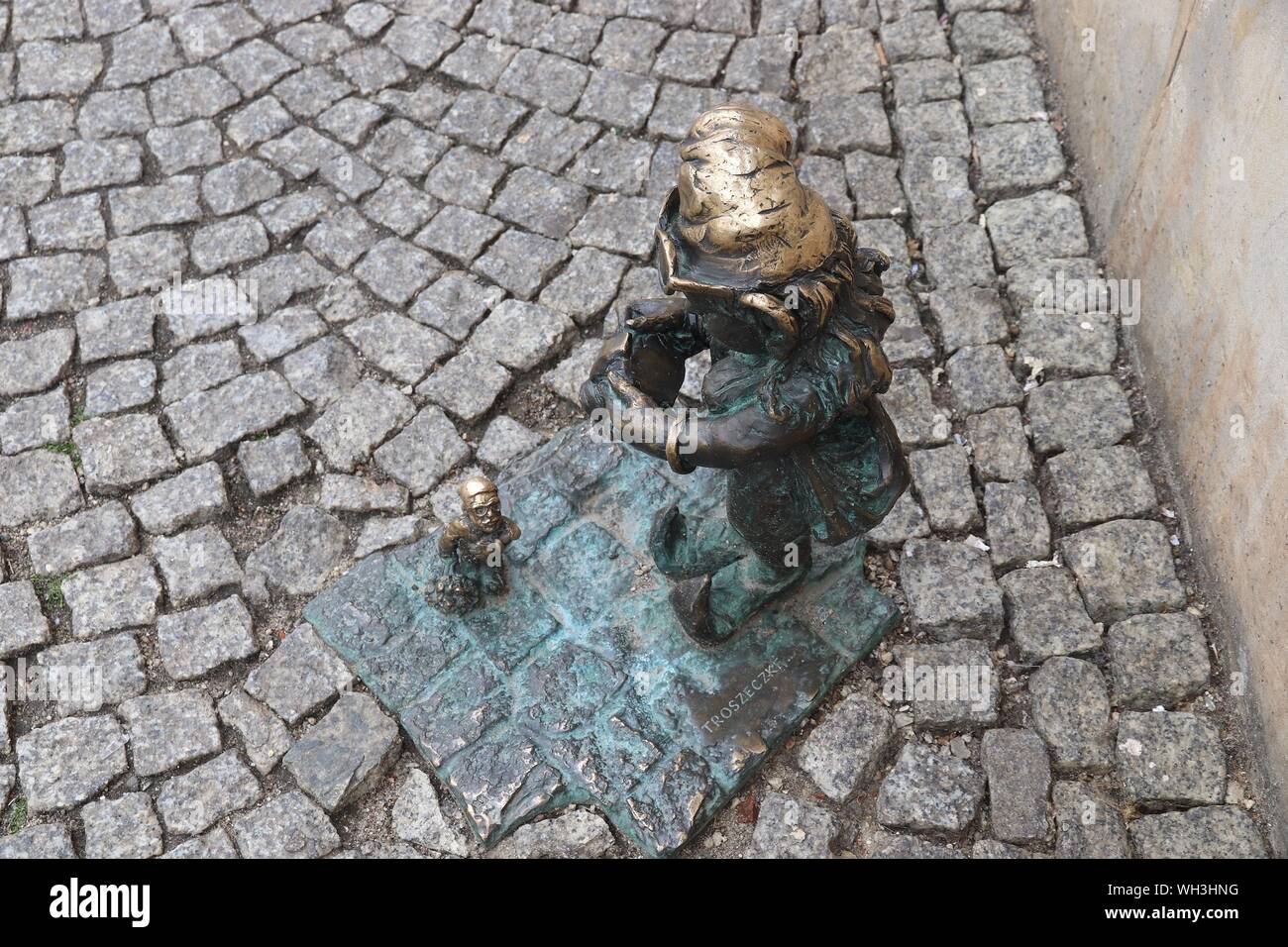 WROCLAW, Polen - 11. MAI 2018: Gnome oder Zwerg kleine Statue in Wroclaw, Polen. Wroclaw hat 350 gnome Skulpturen rund um die Stadt. Stockfoto