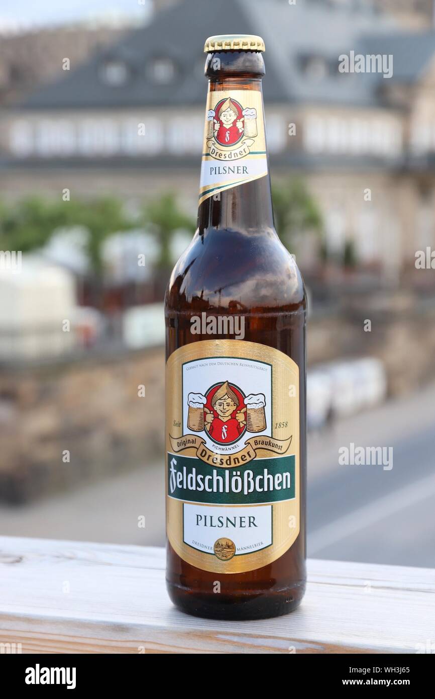 DRESDEN, Deutschland - 10. MAI 2018: feldschlosschen Pilsner Bier Flasche  in Dresden. 1.300 Brauereien in Deutschland produzieren rund 5.000  Biermarken Stockfotografie - Alamy