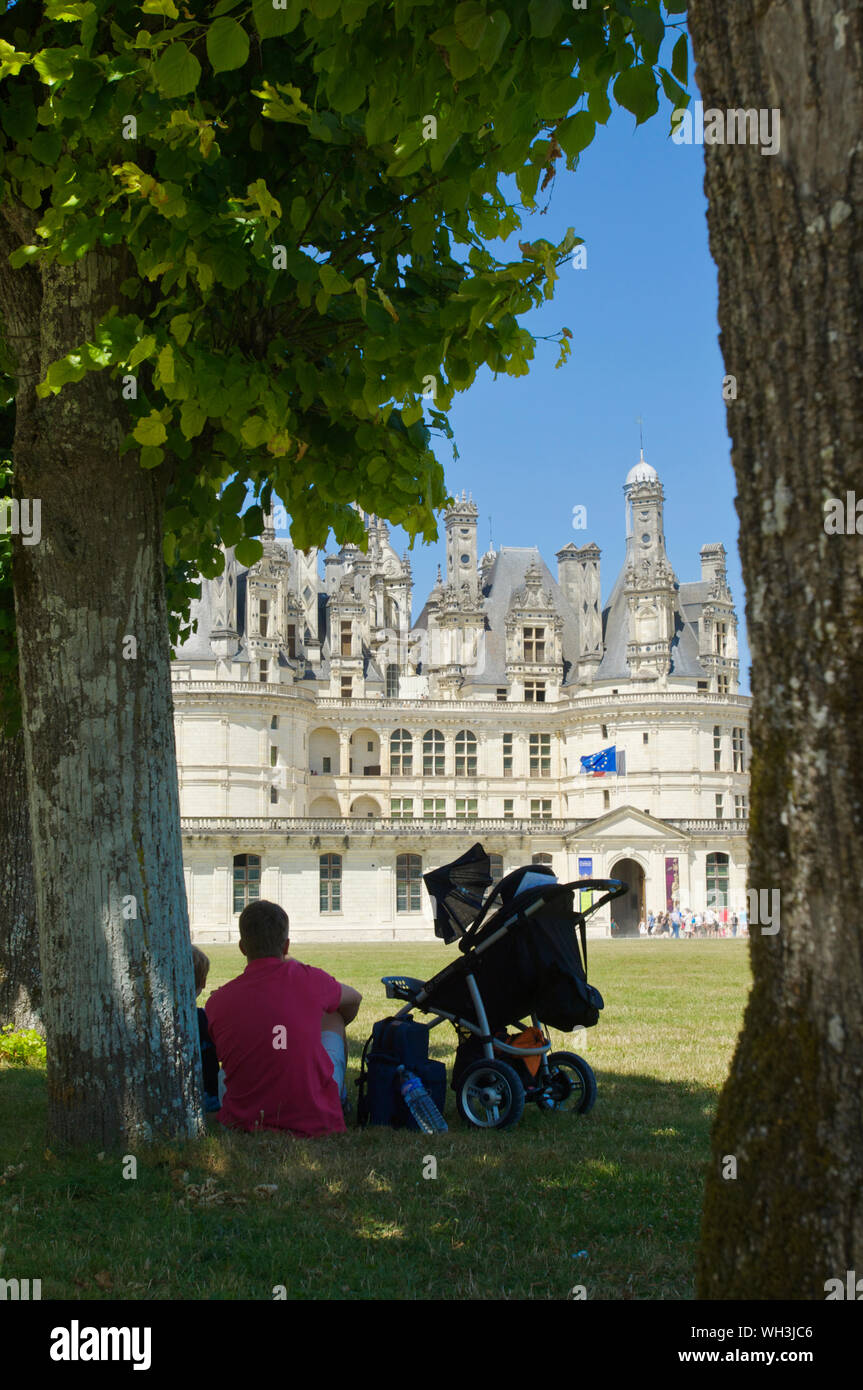 Familie im Schatten mit Blick auf Schloss Chambord, Blois im Loire-tal, Frankreich Stockfoto