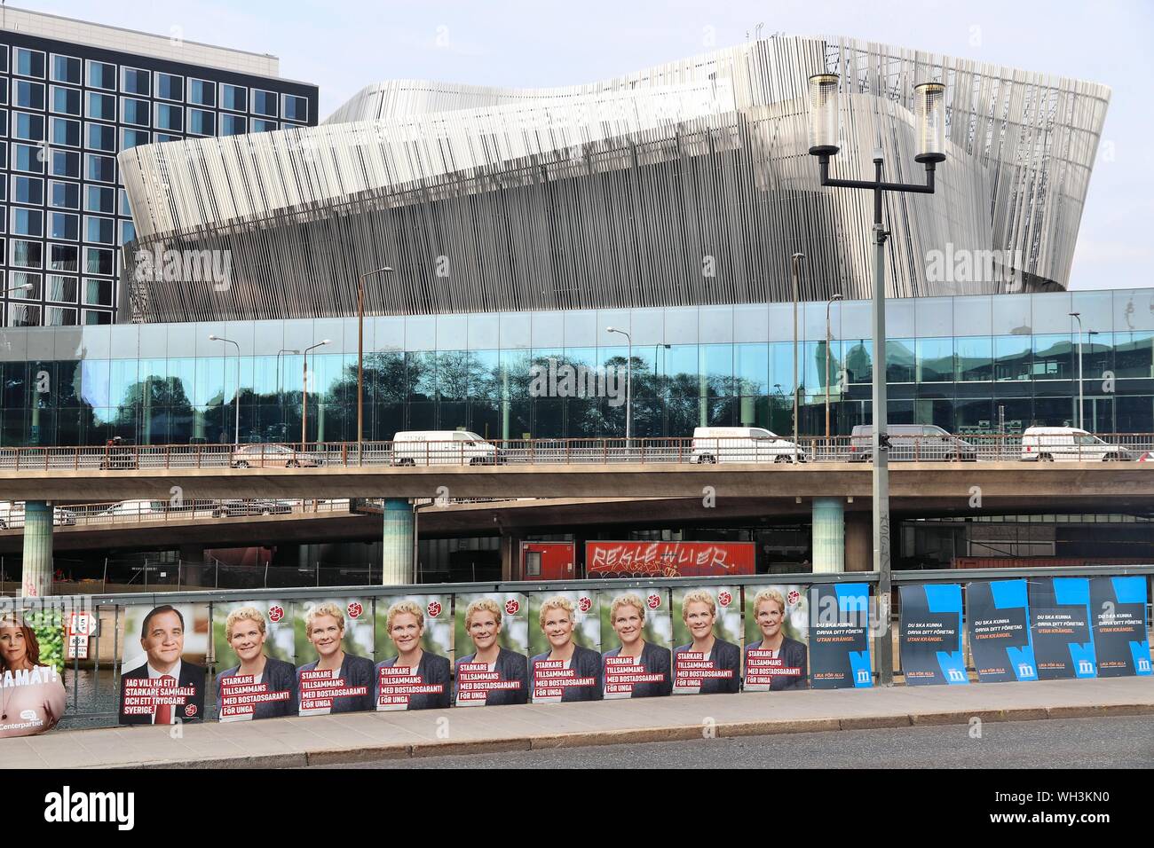 STOCKHOLM, Schweden - 23 AUGUST 2018: Moderaterna (Moderate Partei) und der Socialdemokraterna (Sozialdemokratische Partei) Politische Plakate vor dem Schwedischen ge Stockfoto