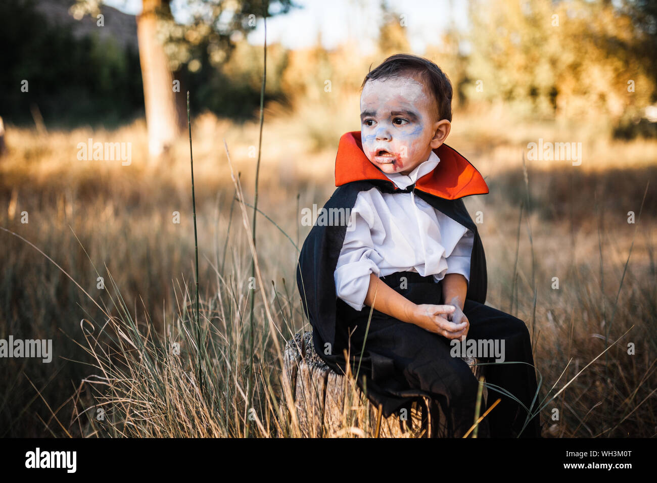 Kind malen sich von Dracula auf den Wald zu Halloween Stockfoto