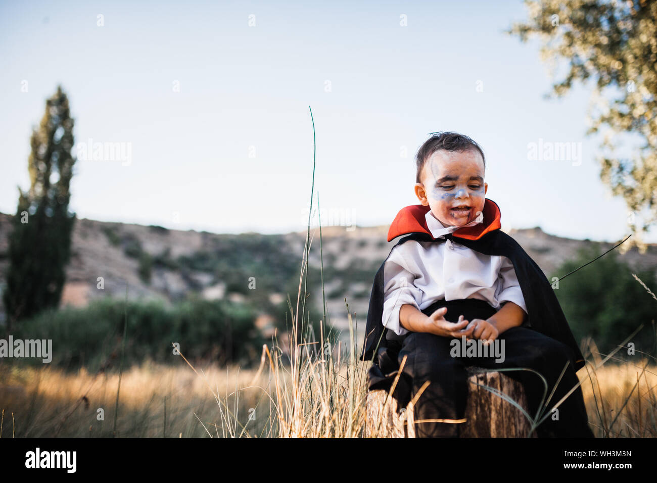 Kind malen sich von Dracula auf den Wald zu Halloween Stockfoto