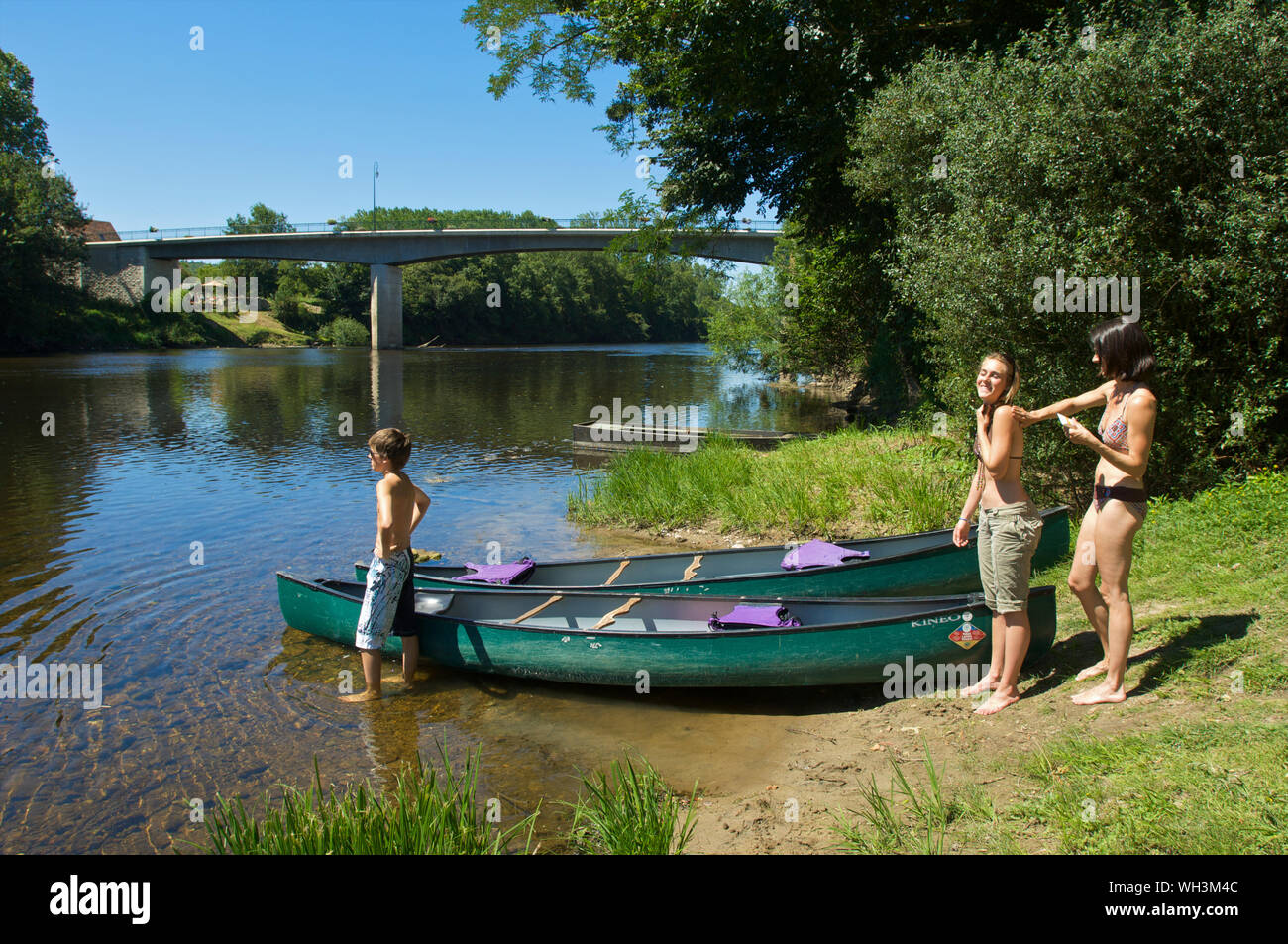Familie Vorbereitung auf eine Reise mit Kajaks auf dem Fluss La Creuse, Loire Tal, Frankreich Stockfoto