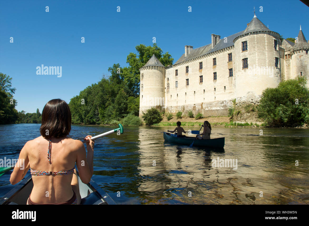 Das Chateau de La Guerche mit einer Familie in Kajaks auf dem Fluss La Creuse im Indre und Loire Tal, Frankreich Stockfoto
