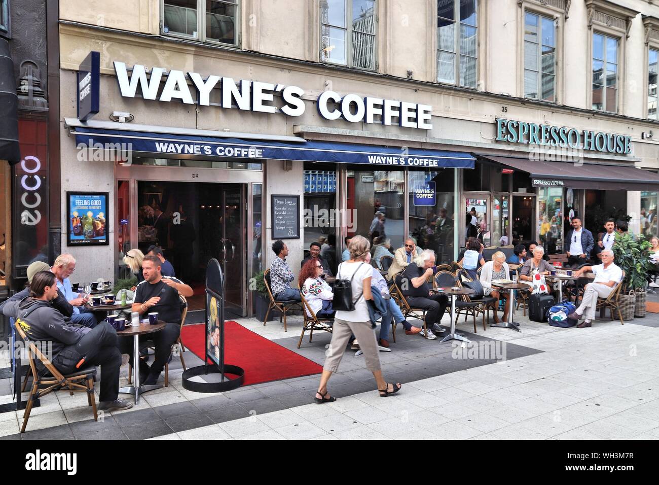 STOCKHOLM, Schweden - 23 AUGUST, 2018: die Menschen besuchen Wayne's Kaffee und Espresso House in Drottninggatan Straße, Stockholm. Drottninggatan ist einer der am meisten Stockfoto