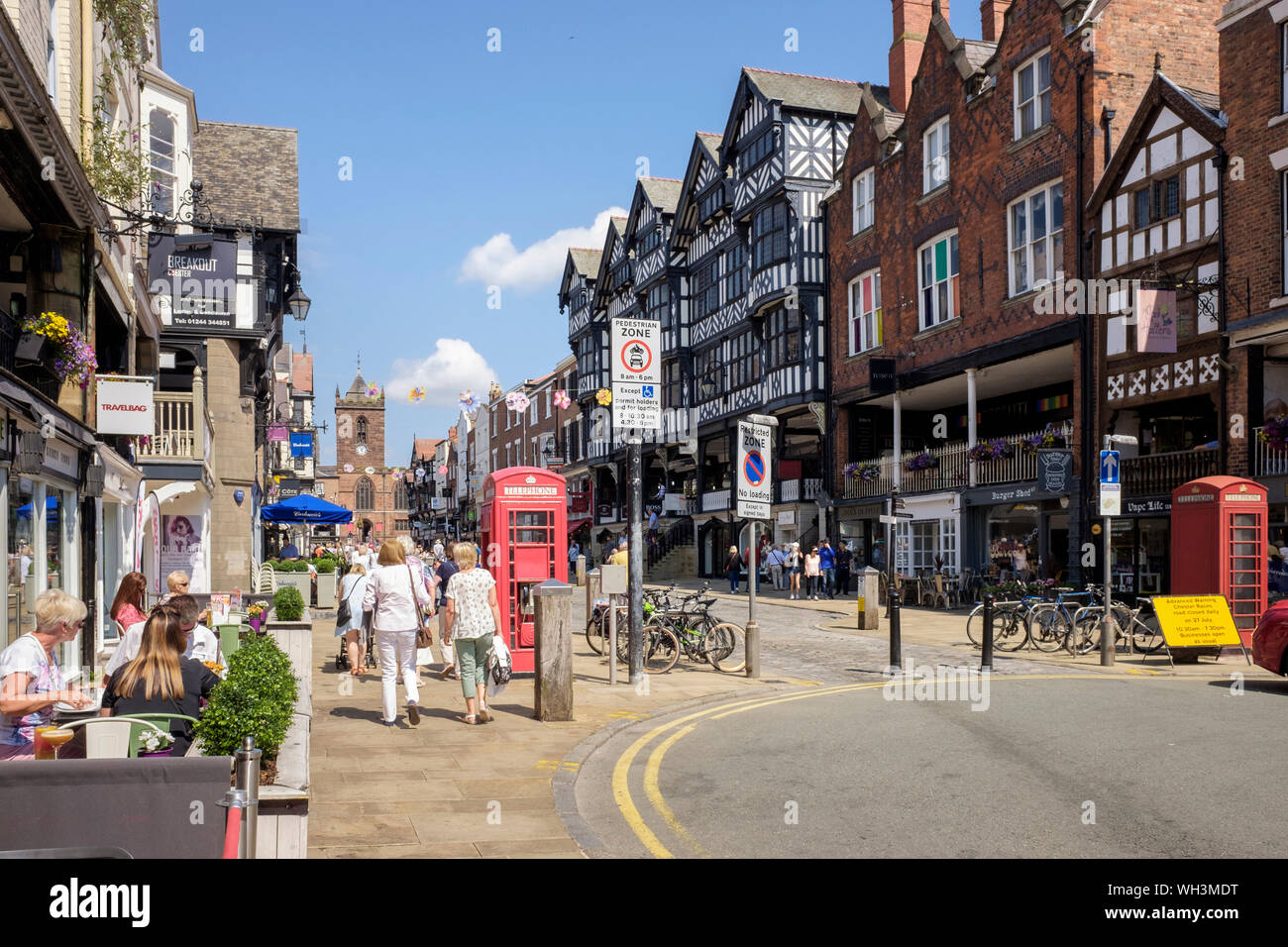 Cafe und Käufer in der Fußgängerzone der Innenstadt im Sommer. Bridge Street, Chester, Cheshire, England, Großbritannien, Großbritannien Stockfoto