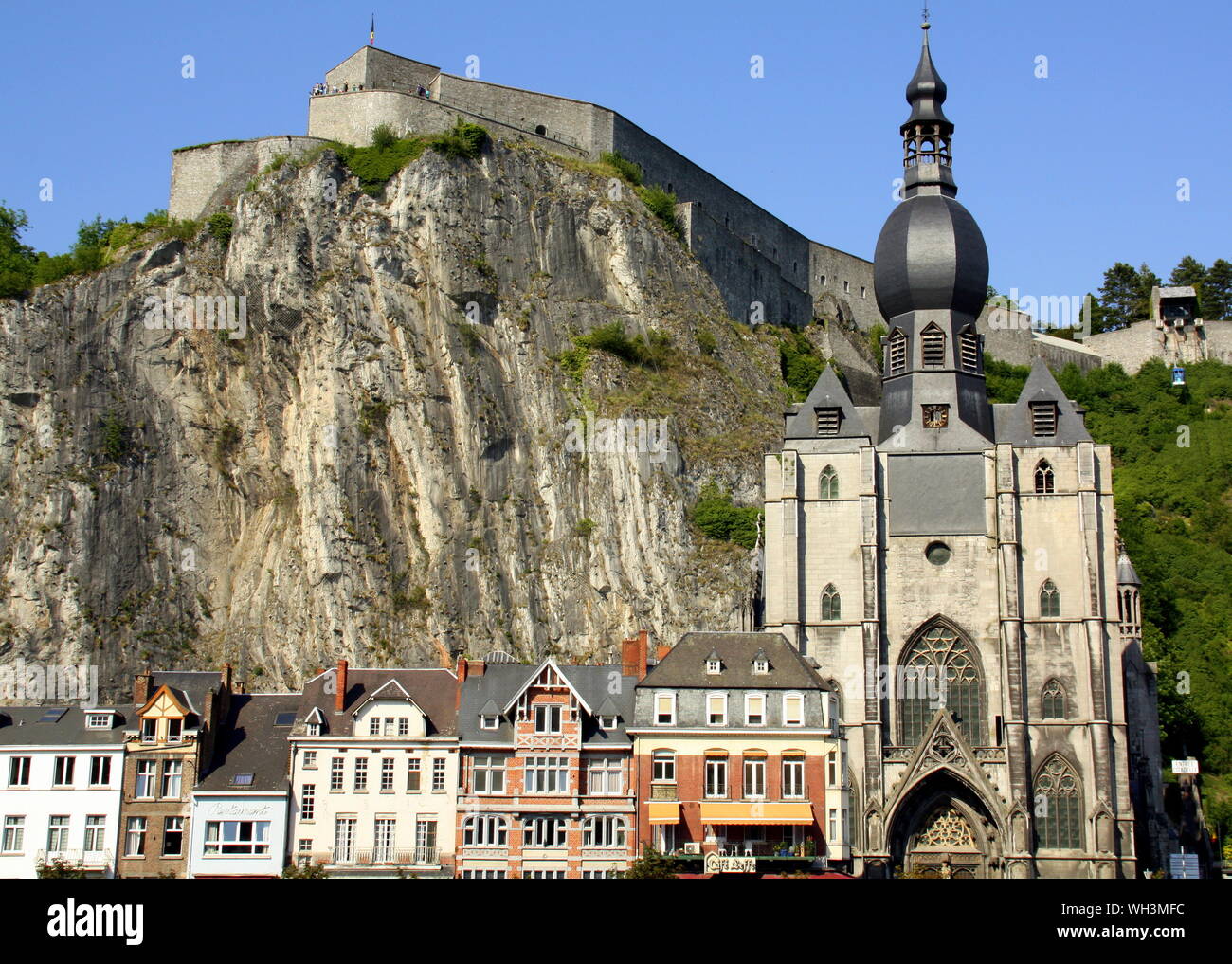 Dinant. Juni -08-2014. Zitadelle und der Onze - Lieven-Vrouwen - Kirche Notre Dame) im Zentrum von Dinant, Belgien Stockfoto