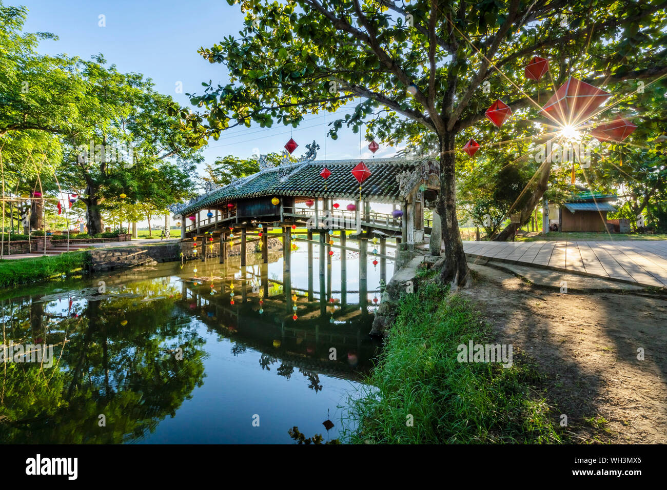 Thanh Toan Montagebrücke. Alte Holzbrücke überquert den Fluss Zweig mit einem oberen Ziegeldach aus dem 19. Jahrhundert eingerichtet. Hue, Vietnam Stockfoto