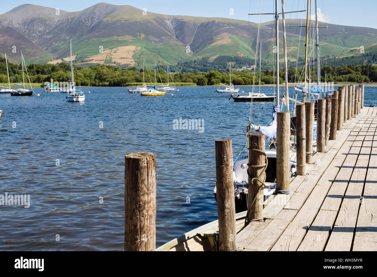 Boote und Steg Derwentwater mit Berg Skiddaw als Kulisse in Lake District National Park. Nichol Ende, Keswick, Cumbria, England, Großbritannien, Großbritannien Stockfoto