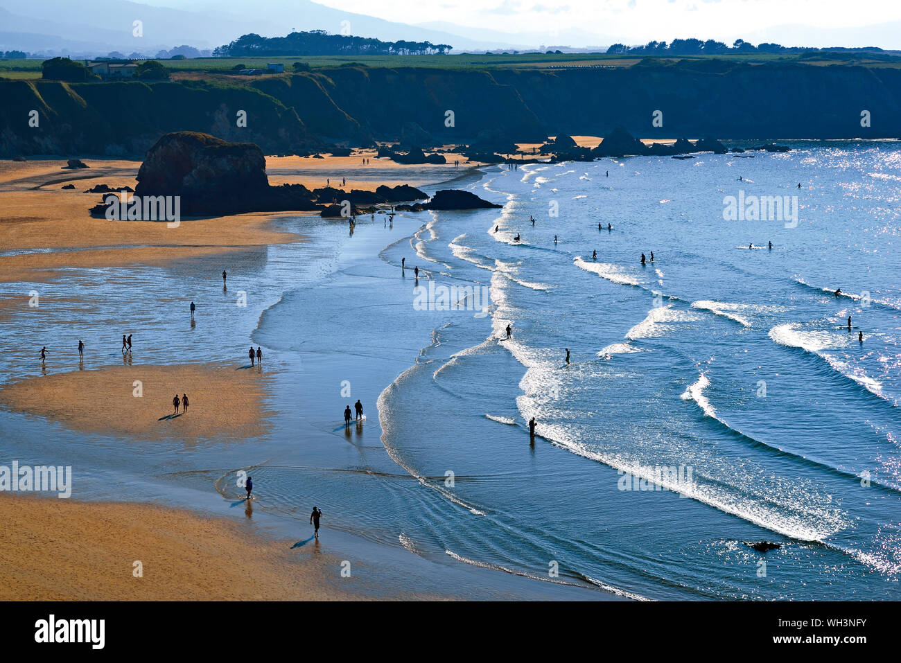 Blick auf die wunderschöne Bucht, Strand mit Sand und Felsen besucht im Sommer baden Touristen Stockfoto