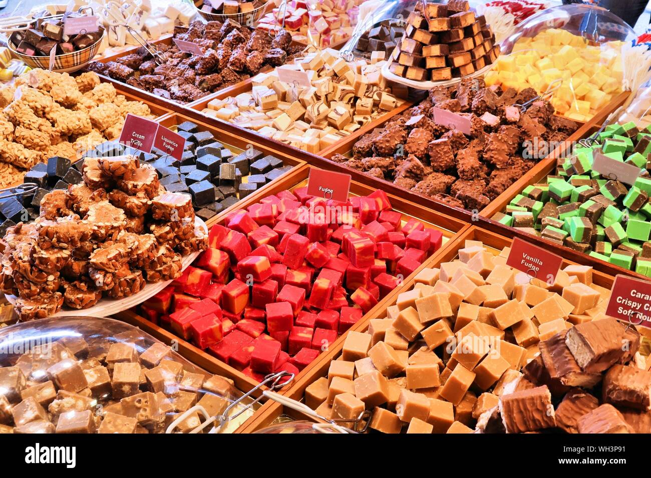Fudge Sorten in einem Handwerklichen Süßigkeiten und Schokolade Shop  Stockfotografie - Alamy