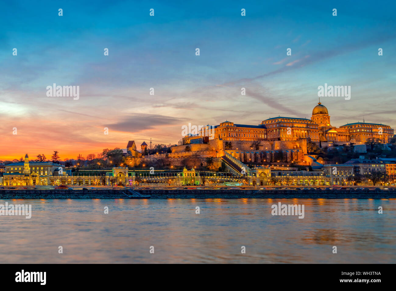 Die Budaer Burg und die Donau in Budapest bei Sonnenuntergang, Ungarn Stockfoto