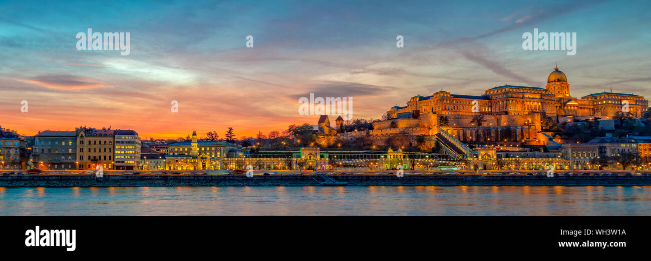 Panorama der Budaer Burg und die Donau in Budapest bei Sonnenuntergang, Ungarn Stockfoto