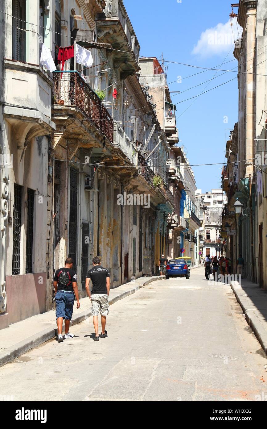 Havanna, Kuba - Februar 27, 2011: Touristen besuchen die Altstadt in Havanna. Havannas Altstadt ist UNESCO-Weltkulturerbe und ist Kubas meistbesuchte Bereich Stockfoto