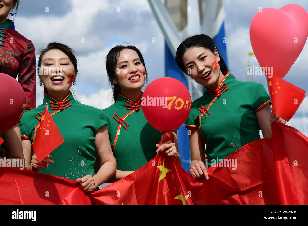 Portsmouth, Großbritannien. 1. Sep 2019. Die Festland Chinesen singen zusammen Ich liebe mein Land (我爱我的国家) Die china-britain Kleid Art Festival und der Feier des Großen China 70-jähriges Jubiläum 2019. Ein "Qipao 'Flash Fackellauf begann in Portsmouth. Das chinesische Festland in 28 Landkreisen und Städten in Großbritannien wird in den Tausenden von cheongsams und Ende in London am 28. September 2019, Großbritannien teilnehmen. Bild Capital/Alamy leben Nachrichten Stockfoto